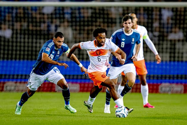 THESSALONIKI - Greece forward Vangelis Pavlidis, Netherlands midfielder Quinten Timber during the UEFA Nations League match between Greece and the Netherlands at Toumba Stadion on 1 October 2026 in Thessaloniki, Greece. (Photo by DeFodi Images) -