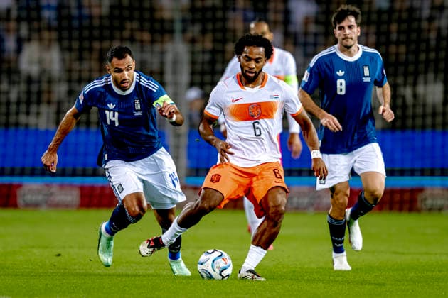 THESSALONIKI - Griekenland forward Vangelis Pavlidis, Nederland midfielder Quinten Timber during the UEFA Nations League match between Griekenland and Nederland at Toumba Stadion on 1 October 2026 in Thessaloniki, Griekenland. (Photo by DeFodi Images) -