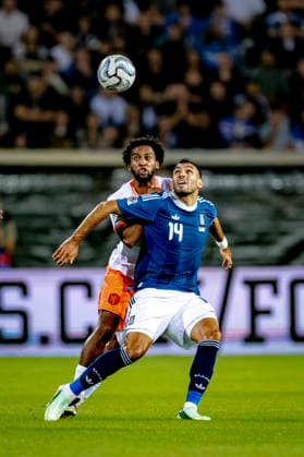THESSALONIKI - Nederland midfielder Quinten Timber, Griekenland forward Vangelis Pavlidis during the UEFA Nations League match between Griekenland and Nederland at Toumba Stadion on 1 October 2026 in Thessaloniki, Griekenland. (Photo by DeFodi Images) -