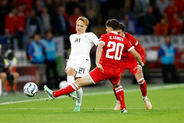 Cardiff, Wales, 1st October 2026. Andreas Schjelderup of Norway and Daniel James of Wales during the Wales vs Norway UEFA Nations League match at the Cardiff City Stadium, Cardiff. Picture credit should read: Cody Froggatt Sportimage EDITORIAL USE ONLY. No use with unauthorised audio, video, data, fixture lists, club league logos or live services. Online in-match use limited to 120 images, no video emulation. No use in betting, games or single club league player publications. SPI_037_CF_WALES_NORWAY SPI-5050-0037