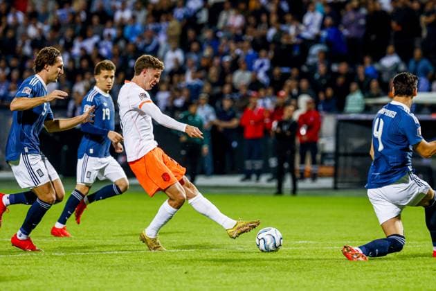 THESSALONIKI - Guus Til of the Netherlands shoots under pressure from Ntinos Mavropanos of Greece during the UEFA Nations League match between Greece and the Netherlands at the Toumba Stadium on 1 October 2026 in Thessaloniki, Greece. MARCEL TER BALS ANP UEFA Nations League 2026 27 xVIxANPxSportx xMarcelxterxBalsxIVx 571089492 originalFilename: 571089492.jpg