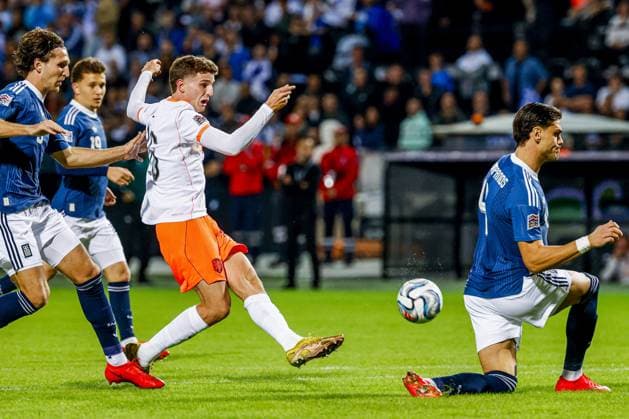 THESSALONIKI - Guus Til of the Netherlands shoots under pressure from Ntinos Mavropanos of Greece during the UEFA Nations League match between Greece and the Netherlands at the Toumba Stadium on 1 October 2026 in Thessaloniki, Greece. MARCEL TER BALS ANP UEFA Nations League 2026 27 xVIxANPxSportx xMarcelxterxBalsxIVx 571089511 originalFilename: 571089511.jpg