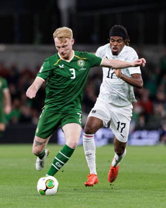 SOCCER - NL, IRL vs AUT DUBLIN,IRELAND,01.OCT.26 - SOCCER - UEFA Nations League, OEFB international match, Länderspiel, Nationalmannschaft Ireland vs Austria. Image shows Liam Scales (IRL) and Carney Chukwuemeka (AUT).  GEPAxpictures xArminxRauthner