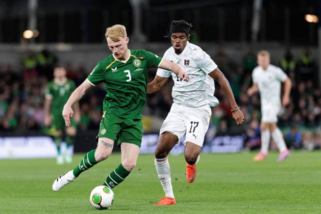 SOCCER - NL, IRL vs AUT DUBLIN,IRELAND,01.OCT.26 - SOCCER - UEFA Nations League, OEFB international match, Länderspiel, Nationalmannschaft Ireland vs Austria. Image shows Liam Scales (IRL) and Carney Chukwuemeka (AUT).  GEPAxpictures xArminxRauthner
