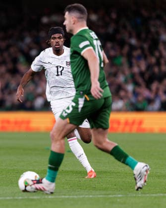 SOCCER - NL, IRL vs AUT DUBLIN,IRELAND,01.OCT.26 - SOCCER - UEFA Nations League, OEFB international match, Länderspiel, Nationalmannschaft Ireland vs Austria. Image shows Carney Chukwuemeka (AUT) and John Egan (IRL).  GEPAxpictures xArminxRauthner