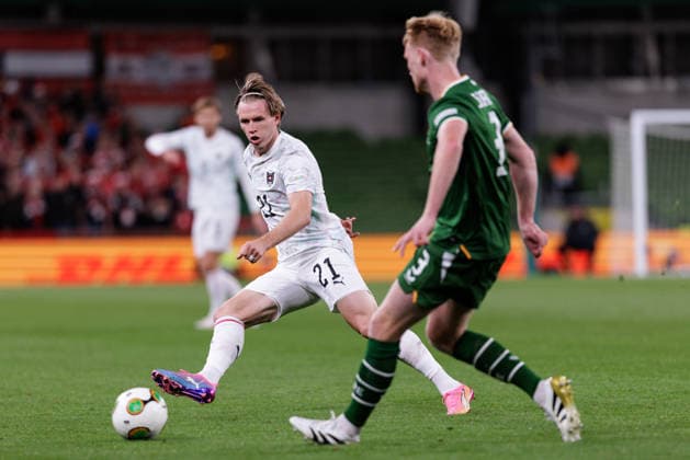 SOCCER - NL, IRL vs AUT DUBLIN,IRELAND,01.OCT.26 - SOCCER - UEFA Nations League, OEFB international match, Länderspiel, Nationalmannschaft Ireland vs Austria. Image shows Patrick Wimmer (AUT) and Liam Scales (IRL).  GEPAxpictures xArminxRauthner