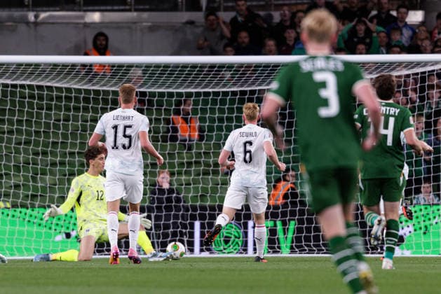 SOCCER - NL, IRL vs AUT DUBLIN,IRELAND,01.OCT.26 - SOCCER - UEFA Nations League, OEFB international match, Länderspiel, Nationalmannschaft Ireland vs Austria. Image shows Florian Wiegele, Philipp Lienhart and Nicolas Seiwald (AUT). Keywords: goal.  GEPAxpictures xArminxRauthner