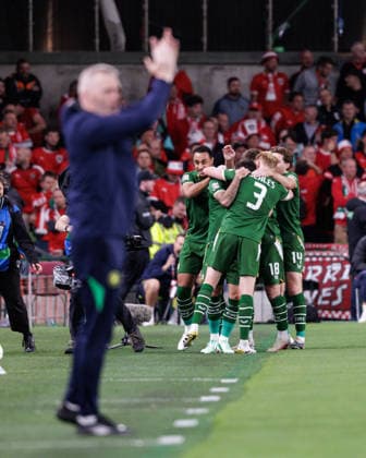 SOCCER - NL, IRL vs AUT DUBLIN,IRELAND,01.OCT.26 - SOCCER - UEFA Nations League, OEFB international match, Länderspiel, Nationalmannschaft Ireland vs Austria. Image shows the rejoicing of head coach Heimir Hallgrimsson and the team of IRL.  GEPAxpictures xArminxRauthner