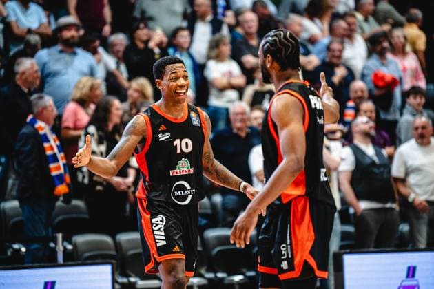 easycredit BBL Basketball Bundesliga 2026 2027 Nachholspiel 1. Spieltag Science City Jena vs RASTA Vechta am 01.10.2026 v.li. Justin Edler Davis (Vechta) klatscht freudig mit Mitspieler Armaan Franklin ab Sparkassen Arena