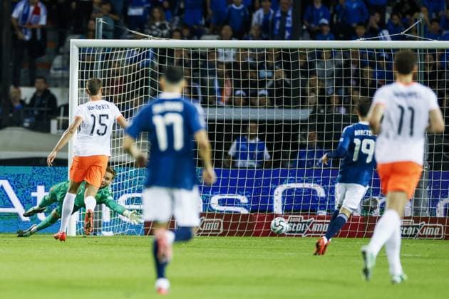 THESSALONIKI - Netherlands goalkeeper Bart Verbruggen is beaten by Fotis Ioannidis of Greece (0-1) during the UEFA Nations League match between Greece and the Netherlands at Toumba Stadium on October 1, 2026, in Greece. KOEN VAN WEEL ANP xVIxANPxSportx xxANPxIVx 571090004 originalFilename: 571090004.jpg