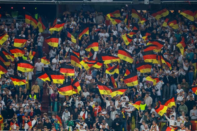 UEFA Nations League - 26 27 - Deutschland - Serbien am 01.10.2026 in der Allianz Arena in München Fans der deutschen Nationalmannschaft schwenken ihre Fahnen