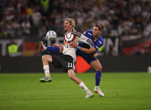 Deutschland - Serbien, Fussball, Herren, Saison 2026 2027, Länderspiel, Nations League, 3.Spieltag, Liga A, Gruppe 2, Allianz Arena Nick Woltemade (Deutschland) (li.) mit Srdan Babic (Serbien) (re.) im Zweikampf um den Ball