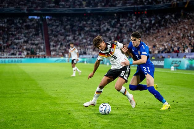 01.10.2026, GER, Fussball, Herren, UEFA Nations League Länderspiel, Liga A, 3. Spieltag, Deutschland vs. Serbien Tom Bischof ( Deutschland, 8 ) im Zweikampf mit Lazar Samardzic ( Serbien 21 ) München Allianz Arena Bayern Deutschland Copyright: xNordphoto Memmlerx