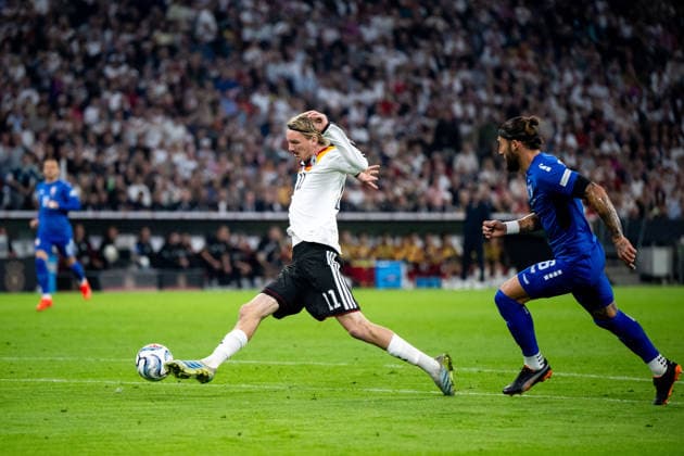 01.10.2026, GER, Fussball, Herren, UEFA Nations League Länderspiel, Liga A, 3. Spieltag, Deutschland vs. Serbien Nick Woltemade ( Deutschland, 11 ) am Ball, daneben Nemanja Gudelj ( Serbien 6 ) München Allianz Arena Bayern Deutschland Copyright: xNordphoto Memmlerx