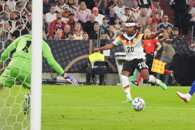 Serge Gnabry (Deutschland Germany) zieht ab - München 01.10.2026: Deutschland vs. Serbien, UEFA Nations League, 3. Spieltag, Allianz Arena