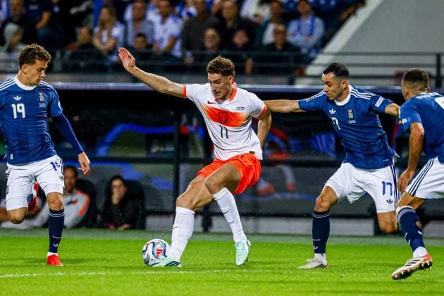 THESSALONIKI - Ruben van Bommel of the Netherlands dribbles with the ball under pressure from Manolis Saliakas of Greece during the UEFA Nations League match between Greece and the Netherlands at the Toumba Stadium on 1 October 2026 in Thessaloniki, Greece. MARCEL TER BALS ANP UEFA Nations League 2026 27 xVIxANPxSportx xMarcelxterxBalsxIVx 571090253 originalFilename: 571090253.jpg