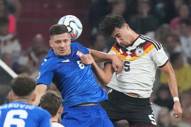 Kopfballduell Luka Jovic (Serbien, Serbia) gegen Aleksandar Pavlovic (Deutschland Germany) - München 01.10.2026: Deutschland vs. Serbien, UEFA Nations League, 3. Spieltag, Allianz Arena