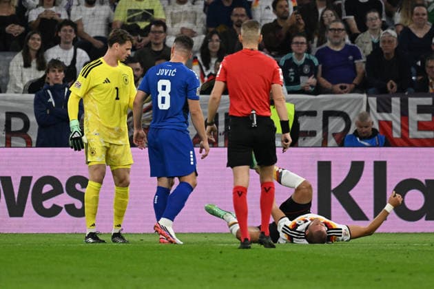 01.10.2026, xsltx, Fussball UEFA Nations League, Deutschland - Serbien v.l. Jonas Urbig (Deutsche Fussball Nationalmannschaft DFB) Luka Jovic (Serbien) Schiedsrichter Referee Espen Eskas Waldemar Anton (Deutsche Fussball Nationalmannschaft DFB) verletzt, Verletzung, Schmerz, Schmerzen München