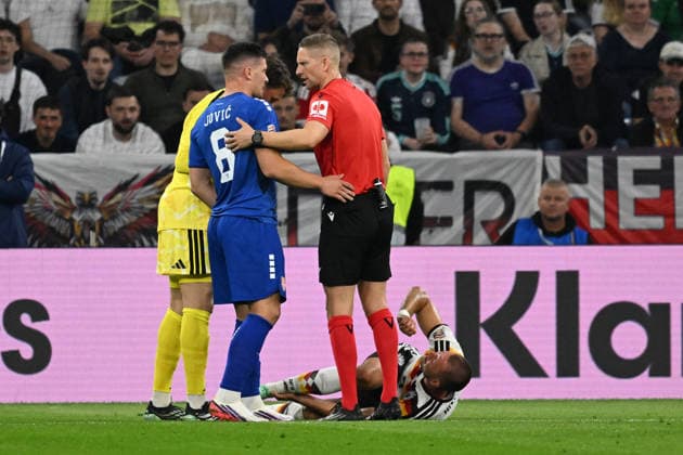 01.10.2026, xsltx, Fussball UEFA Nations League, Deutschland - Serbien v.l. Jonas Urbig (Deutsche Fussball Nationalmannschaft DFB) Luka Jovic (Serbien) Schiedsrichter Referee Espen Eskas Waldemar Anton (Deutsche Fussball Nationalmannschaft DFB) verletzt, Verletzung, Schmerz, Schmerzen München