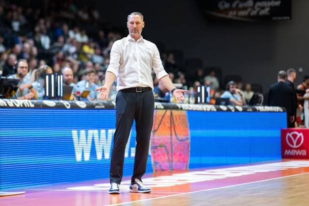 BASKETBALL EASYCREDIT BBL 1. SPIELTAG - SCIENCE CITY JENA - RASTA VECHTA ** NUR FÜR REDAKTIONELLE ZWECKE ** EDITORIAL USE ONLY **<p>01 10 2026-Jena: Basketball easyCredit BBL 1. Basketball-Bundesliga Saison 2026 2027 1. Spieltag Sparkassen-Arena Science City Jena - RASTA Vechta im Foto: Head Coach Steven Esterkamp (Science City Jena) ( Deutschland Thueringen Jena Copyright: SaschaxFromm