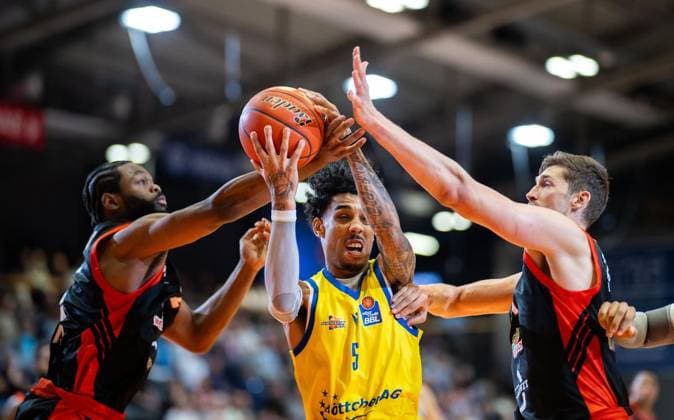 BASKETBALL EASYCREDIT BBL 1. SPIELTAG - SCIENCE CITY JENA - RASTA VECHTA ** NUR FÜR REDAKTIONELLE ZWECKE ** EDITORIAL USE ONLY **<p>01 10 2026-Jena: Basketball easyCredit BBL 1. Basketball-Bundesliga Saison 2026 2027 1. Spieltag Sparkassen-Arena Science City Jena - RASTA Vechta im Foto: Lloyd Pandi 2 (RASTA Vechta), Terrence Edwards Jr. 5 (Science City Jena), Tibor Pleiß 21 (RASTA Vechta) ( Deutschland Thueringen Jena Copyright: SaschaxFromm