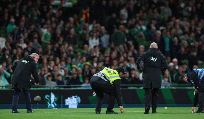 UEFA Nations League Group Stage, Aviva Stadium, Dublin 1 10 2026 Republic of Ireland vs Austria Staff remove tennis balls thrown onto the field by protestors Staff remove tennis balls thrown onto the field by protestors 1 10 2026  Copyright: xx RB1_8961