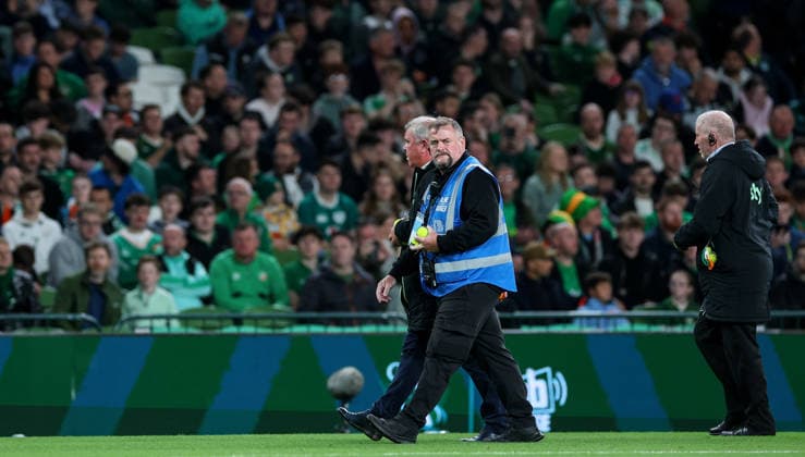 UEFA Nations League Group Stage, Aviva Stadium, Dublin 1 10 2026 Republic of Ireland vs Austria Staff remove tennis balls thrown onto the field by protestors Staff remove tennis balls thrown onto the field by protestors 1 10 2026  Copyright: xx RB1_9002