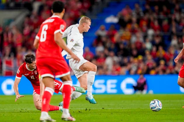 Soccer, Nations League: Wales vs. Norway, Nations League in Cardiff, Wales, October 1, 2026: Norway s Erling Braut Haaland and Wales Ben Davies during the international soccer match between Wales and Norway in the Nations League at Cardiff City Stadium. Photo by Lise Aserud, NTB, Cardiff, Wales. EDITORIAL USE ONLY. RESTRICTED USE FOR BETTING COMPANIES.  Copyright: xLisexAserudxx xNTBx