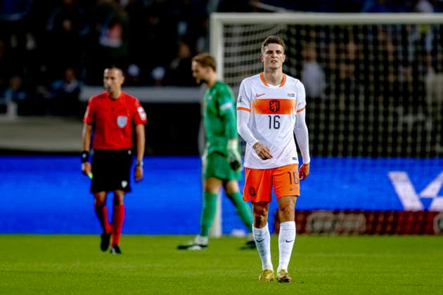 THESSALONIKI - Nederland midfielder Guus Til looks dejected during the UEFA Nations League match between Griekenland and Nederland at Toumba Stadion on 1 October 2026 in Thessaloniki, Griekenland. (Photo by DeFodi Images) -