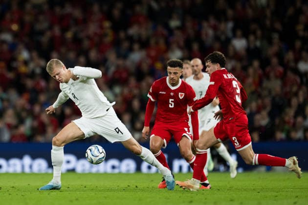 261001 Erling Braut Haaland of Norway and Ethan Ampadu and Neco Williams of Wales during the Nations League football match between Wales and Norway on October 1, 2026 in Cardiff. Photo: Vegard Grott BILDBYRAN kod VG VG1015 bbeng fotboll football soccer fotball nations league landskamp norge norway walesbbeng fotboll football soccer fotball nations league landskamp norge norway wales Copyright: VEGARDxGRoTT BB261001VG039