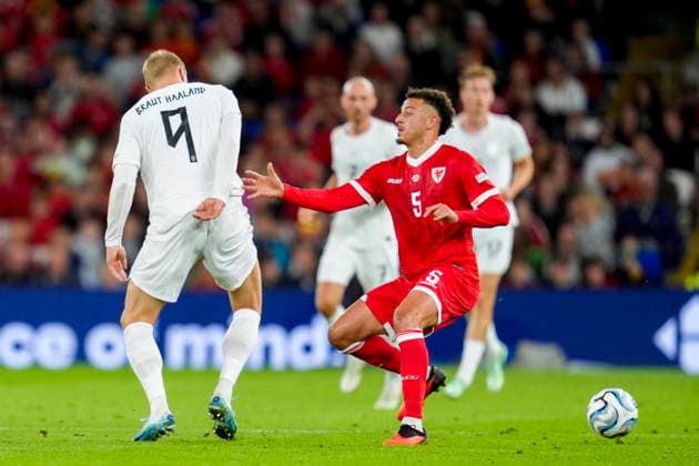 Soccer, Nations League: Wales vs. Norway, Nations League in Cardiff, Wales 20261001 Norway’s Erling Braut Haaland and Wales’ Ethan Ampadu during the international soccer match between Wales and Norway in the Nations League at Cardiff City Stadium. Photo: Lise Aserud, NTB, Cardiff, Wales. EDITORIAL USE ONLY. RESTRICTED USE FOR BETTING COMPANIES  Copyright: xLisexAserudxx xNTBx