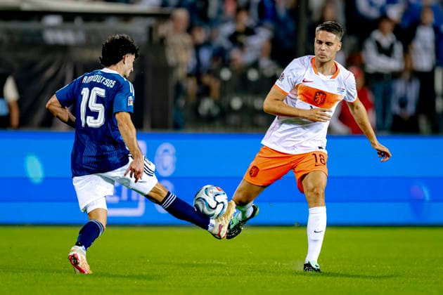 THESSALONIKI - Griekenland midfielder Thanasis Androutsos, Nederland midfielder Joey Veerman during the UEFA Nations League match between Griekenland and Nederland at Toumba Stadion on 1 October 2026 in Thessaloniki, Griekenland. (Photo by DeFodi Images) -