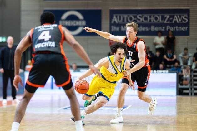 BASKETBALL EASYCREDIT BBL 1. SPIELTAG - SCIENCE CITY JENA - RASTA VECHTA ** NUR FÜR REDAKTIONELLE ZWECKE ** EDITORIAL USE ONLY **<p>01 10 2026-Jena: Basketball easyCredit BBL 1. Basketball-Bundesliga Saison 2026 2027 1. Spieltag Sparkassen-Arena Science City Jena - RASTA Vechta im Foto: Isaiah Moses 11 (Science City Jena) im Zweikampf mit Timo Lanmüller 77 (RASTA Vechta) ( Deutschland Thueringen Jena Copyright: SaschaxFromm