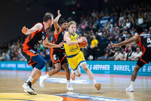 BASKETBALL EASYCREDIT BBL 1. SPIELTAG - SCIENCE CITY JENA - RASTA VECHTA ** NUR FÜR REDAKTIONELLE ZWECKE ** EDITORIAL USE ONLY **<p>01 10 2026-Jena: Basketball easyCredit BBL 1. Basketball-Bundesliga Saison 2026 2027 1. Spieltag Sparkassen-Arena Science City Jena - RASTA Vechta im Foto: Raphael Falkenthal 2 (Science City Jena) im Zweikampf mit Philipp Herkenhoff 14 (RASTA Vechta) und Nelson Weidemann 30 (RASTA Vechta) ( Deutschland Thueringen Jena Copyright: SaschaxFromm