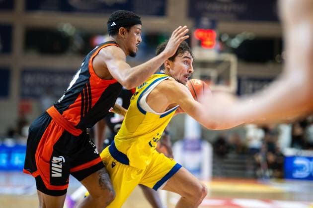 BASKETBALL EASYCREDIT BBL 1. SPIELTAG - SCIENCE CITY JENA - RASTA VECHTA ** NUR FÜR REDAKTIONELLE ZWECKE ** EDITORIAL USE ONLY **<p>01 10 2026-Jena: Basketball easyCredit BBL 1. Basketball-Bundesliga Saison 2026 2027 1. Spieltag Sparkassen-Arena Science City Jena - RASTA Vechta im Foto: Kristofer Krause 36 (Science City Jena) im Zweikampf mit Nelson Weidemann 30 (RASTA Vechta) ( Deutschland Thueringen Jena Copyright: SaschaxFromm