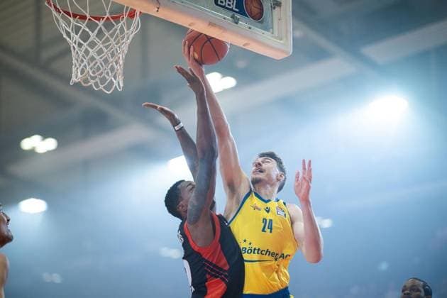 BASKETBALL EASYCREDIT BBL 1. SPIELTAG - SCIENCE CITY JENA - RASTA VECHTA ** NUR FÜR REDAKTIONELLE ZWECKE ** EDITORIAL USE ONLY **<p>01 10 2026-Jena: Basketball easyCredit BBL 1. Basketball-Bundesliga Saison 2026 2027 1. Spieltag Sparkassen-Arena Science City Jena - RASTA Vechta im Foto: Tanner Stuckman 24 (Science City Jena) im Zweikampf mit Justin Edler-Davis 10 (RASTA Vechta) ( Deutschland Thueringen Jena Copyright: SaschaxFromm