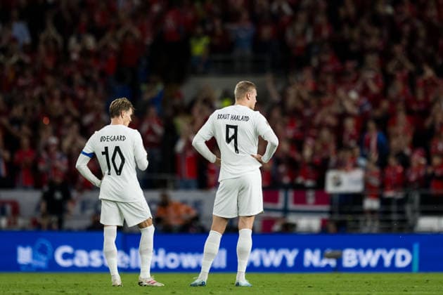 261001 Martin odegaard and Erling Braut Haaland of Norway looks dejected after 1-1 during the Nations League football match between Wales and Norway on October 1, 2026 in Cardiff. Photo: Vegard Grott BILDBYRAN kod VG VG1015 bbeng fotboll football soccer fotball nations league landskamp norge norway walesbbeng fotboll football soccer fotball nations league landskamp norge norway wales depp Copyright: VEGARDxGRoTT BB261001VG040