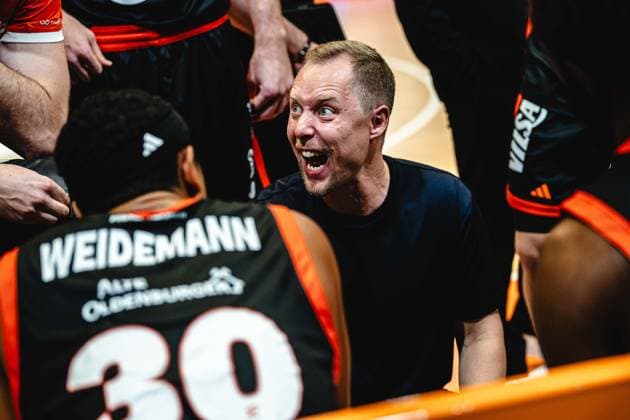 easycredit BBL Basketball Bundesliga 2026 2027 Nachholspiel 1. Spieltag Science City Jena vs RASTA Vechta am 01.10.2026 Vechta Trainer Christian Held emotional in der Teamansprache Sparkassen Arena