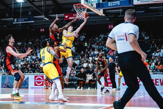 easycredit BBL Basketball Bundesliga 2026 2027 Nachholspiel 1. Spieltag Science City Jena vs RASTA Vechta am 01.10.2026 Hartes Duell beim Korbleger v.li. Christian Skladanowski (Jena) gegen Justin Edler Davis (Vechta) Sparkassen Arena