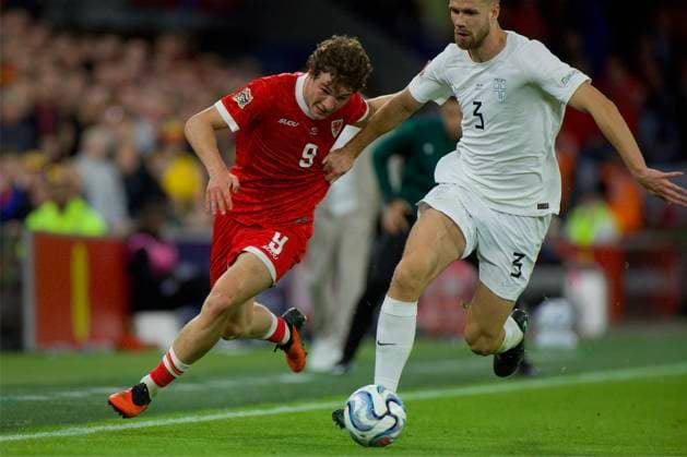 RECORD DATE NOT STATED Football - UEFA Nations League - Group A4 - Wales v Norway CARDIFF, WALES - Thursday, October 1, 2026: Wales Lewis Koumas has his shirt pulled in a challenge by Norway s Kristoffer Ajer during the UEFA Nations League Group A4 Matchday 3 match between Wales and Norway at the Cardiff City Stadium. (Photo by David Rawcliffe Propaganda) CARDIFF Cardiff City Stadium CARDIFF WALES  Copyright: xDavidxRawcliffex 2026-10-01-Wales_v_Norway-054