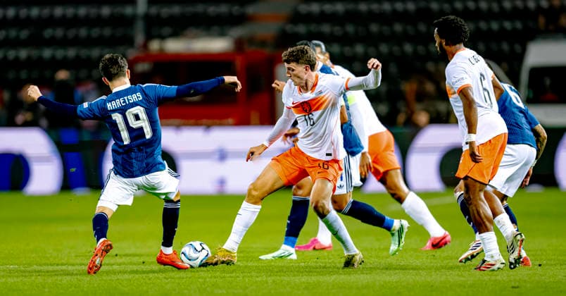 THESSALONIKI - Griekenland forward Konstantinos Karetsas, Nederland midfielder Guus Til during the UEFA Nations League match between Griekenland and Nederland at Toumba Stadion on 1 October 2026 in Thessaloniki, Griekenland. (Photo by DeFodi Images) -