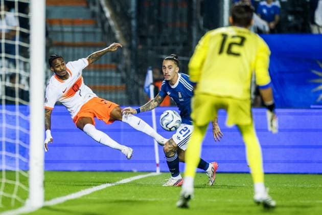 THESSALONIKI - Crysencio Summerville of the Netherlands, Kostas Tsimikas of Greece, goalkeeper Kostas Tzolakism of Greece (lr) during the UEFA Nations League match between Greece and the Netherlands at Toumba Stadium on 1 October 2026 in Greece. KOEN VAN WEEL ANP xVIxANPxSportx xxANPxIVx 571092002 originalFilename: 571092002.jpg