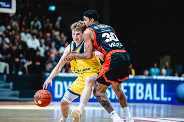 easycredit BBL Basketball Bundesliga 2026 2027 Nachholspiel 1. Spieltag Science City Jena vs RASTA Vechta am 01.10.2026 v.li. im harten Duell Raphael Falkenthal (Jena) gegen Nelson Weidemann (Vechta) Sparkassen Arena