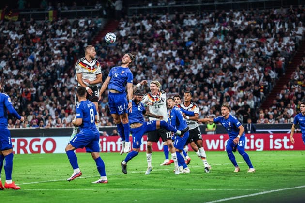 Fussball, UEFA Nations League Saison 2026 2027 Gruppe A2 - 3.Spieltag Deutschland - Serbien 01.10.2026, Allianz Arena Waldemar Anton (Deutschland, 3) Strafraumaktion München Allianz Arena Bayern Deutschland