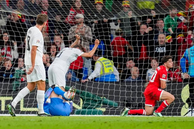 Soccer, Nations League: Wales vs. Norway, Nations League in Cardiff, Wales 20261001 Wales Daniel James scores the first goal past Norway s Orjan Haskjold Nyland during the international soccer match between Wales and Norway in the Nations League at Cardiff City Stadium. Photo: Lise Aserud, NTB, Cardiff, Wales. EDITORIAL USE ONLY. RESTRICTED USE FOR BETBETTING COMPANIES  Copyright: xLisexAserudxx xNTBx