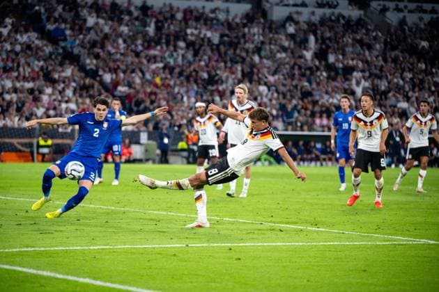 01.10.2026, GER, Fussball, Herren, UEFA Nations League Länderspiel, Liga A, 3. Spieltag, Deutschland vs. Serbien Tom Bischof ( Deutschland, 8 ) trifft das Tor zum 1:0, daneben Kosta Nedeljkovic ( Serbien 2 ) München Allianz Arena Bayern Deutschland Copyright: xNordphoto Memmlerx
