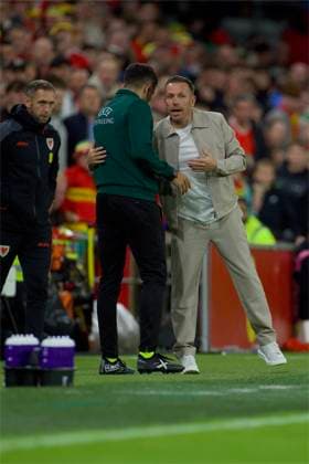 RECORD DATE NOT STATED Football - UEFA Nations League - Group A4 - Wales v Norway CARDIFF, WALES - Thursday, October 1, 2026: Wales head coach Craig Bellamy speaks to fourth official Victor Garcia Verdura (L) during the UEFA Nations League Group A4 Matchday 3 match between Wales and Norway at the Cardiff City Stadium. (Photo by David Rawcliffe Propaganda) CARDIFF Cardiff City Stadium CARDIFF WALES  Copyright: xDavidxRawcliffex 2026-10-01-Wales_v_Norway-059