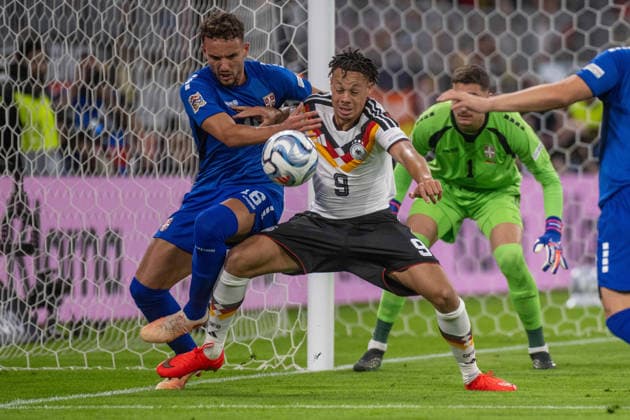 Strahinja ErakoviÄ‡ (SRB) und Derry Scherhant (GER). xettx, Deutschland, Muenchen, 01.10.2026, Fussball, Nationalmannschaft, Nations League: Deutschland vs Serbien, Saison 2026 2027, Matchday 3, Allianz Arena