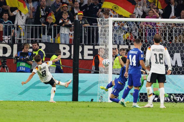 Tom Bischof (8, Deutschland) Tor zum 1 : 0 beim Spiel zwischen Deutschland v Serbien, Fussball, Herren, UEFA Nations League, 2026 2027, 3.Spieltag am 01.10.2026 in München, Allianz Arena. Bayern Deutschland