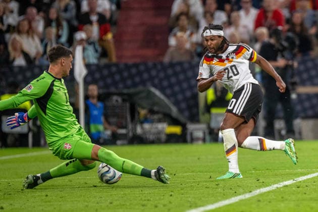 Torwart Djordje PetroviÄ‡ (SRB) und Serge Gnabry (GER). xettx, Deutschland, Muenchen, 01.10.2026, Fussball, Nationalmannschaft, Nations League: Deutschland vs Serbien, Saison 2026 2027, Matchday 3, Allianz Arena